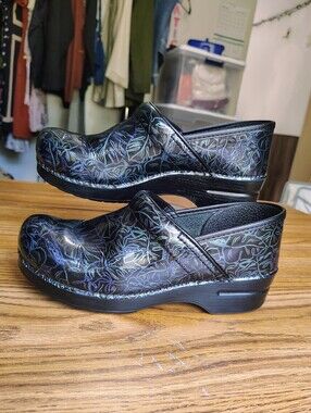 Dansko professional women's clogs mules patent leather finish tropical Leaf 40.